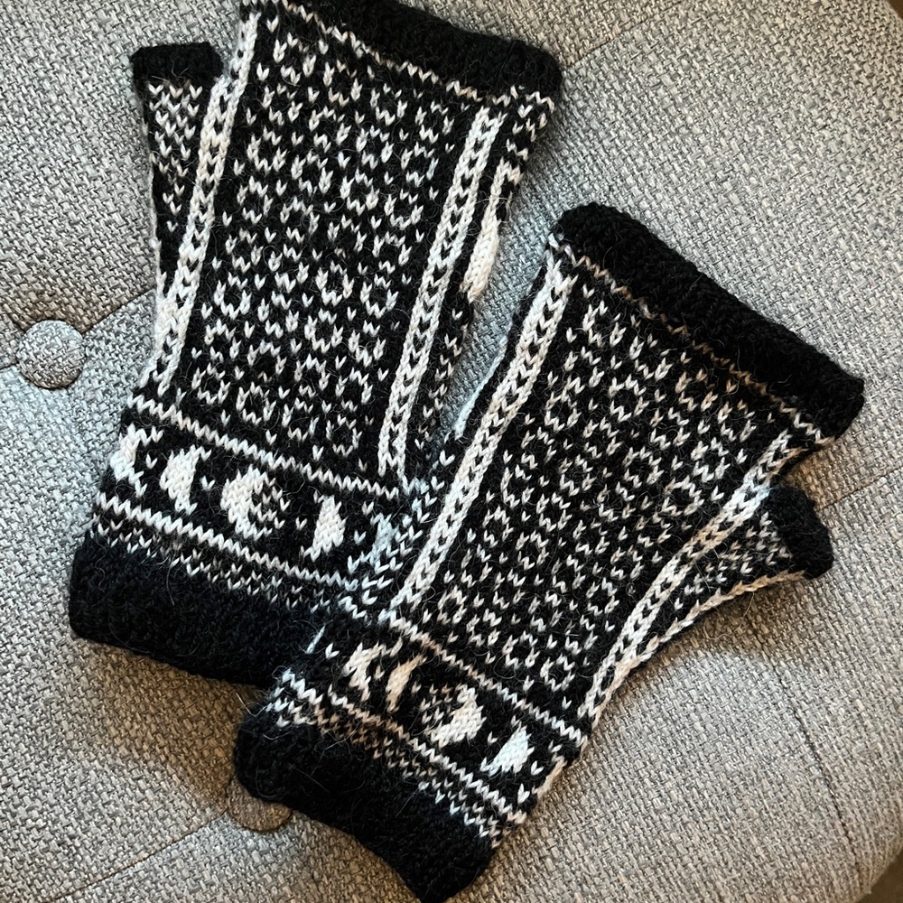 Black and White Knit Fingerless Gloves size S-L - Picture 2 of 3